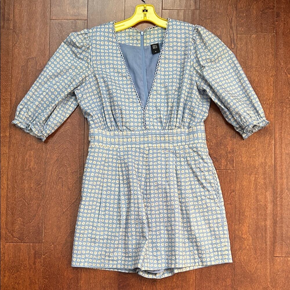 GG<5 Blue and White Daisy Patterned Romper with Lots of Cute Details, Size M